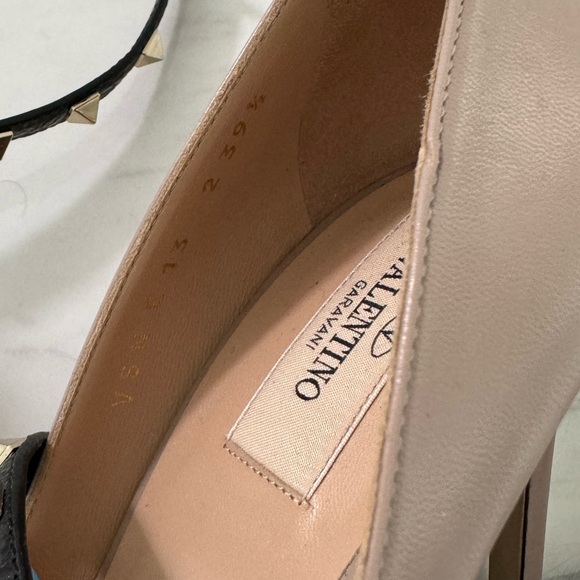 Valentino Garavani beige heel w/ black rock, stud straps - Picture 5 of 5